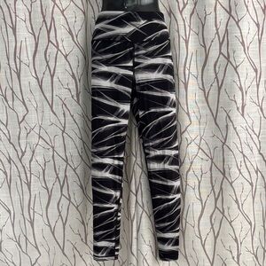 Victoria Sport: Black and White Patterned Leggings - Size XL